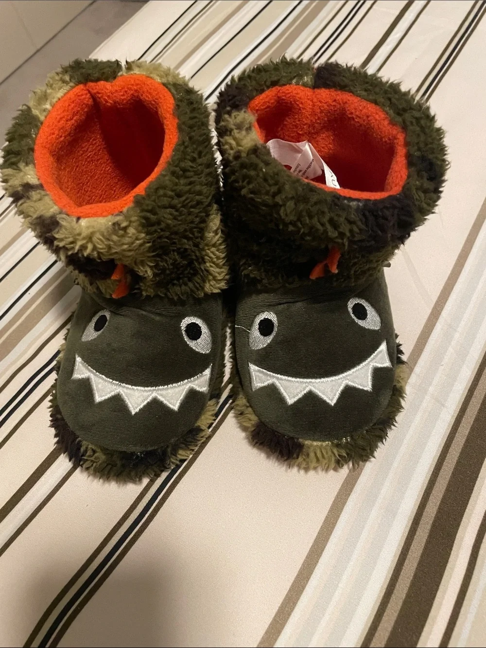 Totes Cute Camo Monster Slippers size 7 / 8